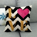 Federa per cuscino LOVE in lino per San Valentino con cuore rosa su divano grigio - Lettere LOVE Oro Cuore Rosa Gallo Bianco Nero