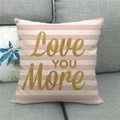 Dettaglio copricuscino in lino a righe rosa con scritta dorata Love You More in rilievo - Love YOU More Dorato Strisce Rosa Bianco