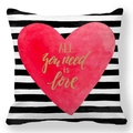 Kissenbezug aus Pfirsichhaut mit schwarzen Streifen und rotem Herz 'All you need is love' - Gestreiftes Herz Need Is Love Stil (2)