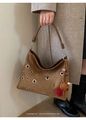 Dettaglio borsa scamosciata marrone con occhielli metallici e ciondoli boho a spalla - Con Ciondolo / Marrone