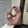 Bolso tote acolchado con corazones en cuadros marrones y adorno de gatito de peluche - Con Colgante de Dibujos Animados / Rojo