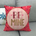 Fodera per cuscino in lino di San Valentino con stampa Be Mine su divano grigio - BE MINE Freccia di Cupido Sfondo Rosso