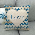Fodera per cuscino in lino con cuore blu e motivo a spina di pesce su un divano grigio - LOVE Grande Cuore Rosso Gallo Blu