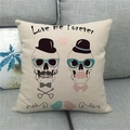 Detalle de funda de cojín de lino con calavera Love Me Forever sobre sofá gris suave - Pareja de Esqueletos Con Forever Love (12)