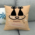 Textura detallada de la funda de cojín cuadrada de San Valentín con diseño de gatos - Base Amarilla Lunares Gatos Con Cola de Corazón (16)