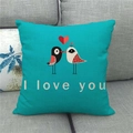 Detalle de funda de cojín de lino con diseño de aves y texto I love you en sofá - Base Turquesa Pájaros Con I Love You (17)