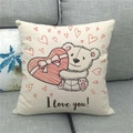 Detalle de la funda de cojín de lino con dibujo de oso y texto I Love You - Oso de Peluche Sosteniendo un Corazón Con I Love You (18)