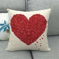 Linnen sierkussenhoes met groot rood hartontwerp op een grijze stoffen bank - 45x45cm / Hartfragmenten Stijl