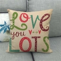Detail van linnen kussensloop met kleurrijke LOVE YOU LOTS print en hartpatronen - 45x45cm / LOVE you LOTS Stijl