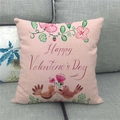 Detailansicht eines Kissenbezugs aus Leinen zum Valentinstag mit Vögeln und Blumen auf Sofa - Rosa Blume Vögel Stil (2)