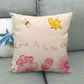 Detailstruktur des Leinenkissenbezugs mit Love is in the air Blumendesign - Biene Schmetterling Herz Stil (3)