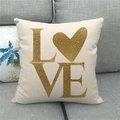 Detail eines Leinenkissenbezugs mit goldener LOVE-Aufschrift und Herz-Druck - Goldenes Herz LOVE (2)