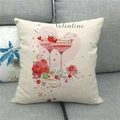 Detail eines Leinen-Kissenbezugs zum Valentinstag mit Rosen und Wein auf Sofa - Valentinstag Erdbeere Herz Stil (11)