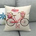 Detail eines Leinenkissenbezugs mit rotem Fahrrad und Rosen auf einem grauen Sofa - Rotes Fahrrad Blumenkorbstil(14)