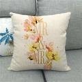 Detail eines Leinenkissenbezugs mit floralem MR & MRS Aufdruck auf grauem Sofa - Aquarell Mr & Mrs Stil(16)
