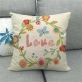 Valentinstag Kissenbezug aus Leinen mit Blumenkranz und Love-Schriftzug auf grauem Sofa - Vintage Noten Kranz LOVE Stil (20)