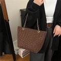 Große Shopper-Tasche mit Leopardenmuster und goldener Kette für den stylischen Alltag - Braun
