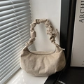 Sac demi-lune minimaliste en daim beige avec poignée froissée sous la lumière - Blanc