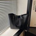 Borsa tote minimalista in pelle PU nera con manici lunghi e dettaglio fibbia dorata - Nero