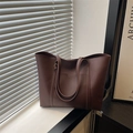 Grande borsa tote minimalista in pelle testa di moro con tasca a U su davanzale bianco - Marrone