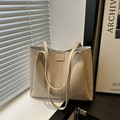 Bolso tote beige minimalista con correa ancha y parche de moda bajo luz natural - Caqui
