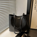 Bolso tote minimalista de cuero negro con letras doradas y gran capacidad para uso diario - Negro