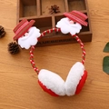 Detalle de orejeras navideñas con figuras de Papá Noel de felpa y piel festiva roja y blanca - Papá Noel