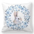 Housse de coussin lapin de Pâques avec couronne de fleurs aquarelle sur fond blanc - Lapin à la Couronne Bleue (1)