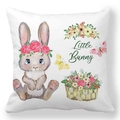 Détail de la taie d'oreiller en tissu avec lapin à l'aquarelle et texte Little Bunny - Lapin dans un Panier de Fleurs (3)
