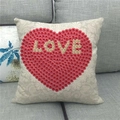 Leinen-Kissenhülle mit Herz aus Blütenblättern und LOVE-Schriftzug auf grauem Sofa - Rotes Blütenblatt Herz LOVE Stil (1)