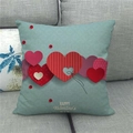 Detail des Valentinstag Kissenbezugs mit Leinentextur und Herzmuster auf dem Sofa - Blauer Hintergrund Überlagerte Herzen Stil (2)