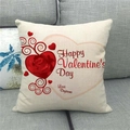 Nahaufnahme der Leinen-Valentinstag-Kissenhülle mit Herz-Rosen-Druck auf dem Sofa - Rote Rose Herz Spirale Stil (4)