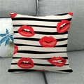 Federa in lino a righe bianche e nere con labbra rosse su divano in tessuto grigio - Labbra rosse Pop Art Strisce (3)