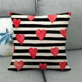 Dettaglio federa in lino con strisce orizzontali bianche e nere e motivi a cuore rosso - Cuori classici rosso nero bianco (4)