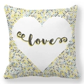 Détail de la housse de coussin en peau de pêche avec motif cœur et texte love - Coeur à Pois Jaunes love (11)