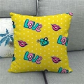 Dettaglio federa in lino con pois gialli e motivi colorati di graffiti d'amore - Stile Love a Pois Gialli (3)