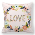 Détail de la texture peau de pêche et motif floral LOVE sur la taie d'oreiller rose - Pink Floral Wreath LOVE (15)