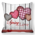 Détail de la taie d'oreiller Spring & Love avec motifs de cœurs à carreaux sur bois blanc - White Wood Gingham Heart Spring and Love (19)