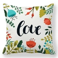 Détail de la taie d'oreiller en peau de pêche avec motifs floraux et texte 'love' - Pétales Floraux Beige love (25)