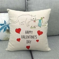 Linnen kussensloop voor Valentijnsdag met kat en hartjes op een grijze bank - Kat en vaas (1)