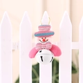 Dettaglio pupazzo di neve di Natale in peluche con cappello a righe e campanellino - Pupazzo di neve / Campana Bianca / Azzurro