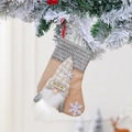 Dettaglio calza di Natale beige con gnomo 3D appesa a un ramo di pino innevato per decoro - Piccolo gnomo senza volto (Giallo)