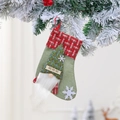 Dettaglio calza di Natale in juta con barba di gnomo e targa in legno HO HO HO - Piccolo gnomo senza volto (Verde)