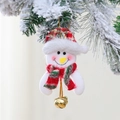 Dettaglio di pupazzo di neve in peluche con cappello scozzese e campanelli su ramo innevato - Pupazzo di neve