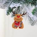 Detalle del adorno de reno de felpa con campana dorada en un árbol de Navidad nevado - Ciervo