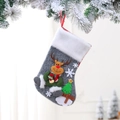 Dettaglio calza di Natale in feltro grigio con renna, pelliccia sintetica bianca e scritta - Stile Alce
