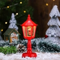 Detailansicht einer roten Weihnachts-Straßenlampe mit Nikolaus und warmem LED-Licht - Roter Weihnachtsmann