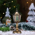 Detail der nostalgischen Weihnachts-Schneekugel-Laterne mit Miniaturbaum und Glitzerschnee - Bronze Weihnachtsbaum