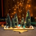 Nahaufnahme von LED-beleuchteten Weihnachtsbäumen mit bunten Kugeln auf Holztablett - Großes Kiefernadel Stil Set