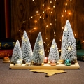 Mini-Weihnachtsbäume mit Schneeflocken, Holzsockel und warmem LED-Lichterketten-Set - Groß Schneepulver Set